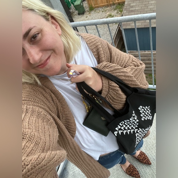 Meet Your Posher @mryseas - Picture 2 of 16